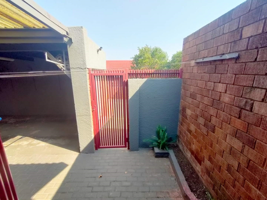 2 Bedroom Property for Sale in Langenhovenpark Free State